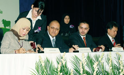 Representatives of the Finance Ministry Norizah Bahari and Datuk Ibrahim Mahaludin Puteh, Izran and Mohamad Salleh at the signing of the loan facility agreement with between the government and NFC.
